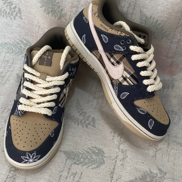 The Travis Scott x Nike SB Dunk Low - Picture 7 of 9